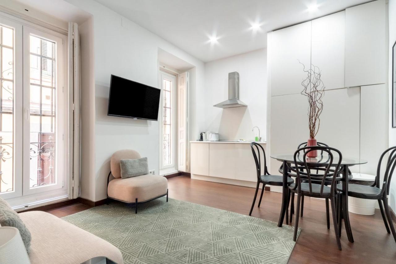 2 Bedrooms 2 Bathrooms Furnished - Malasana - Bright Stylish - Mintystay มาดริด ภายนอก รูปภาพ